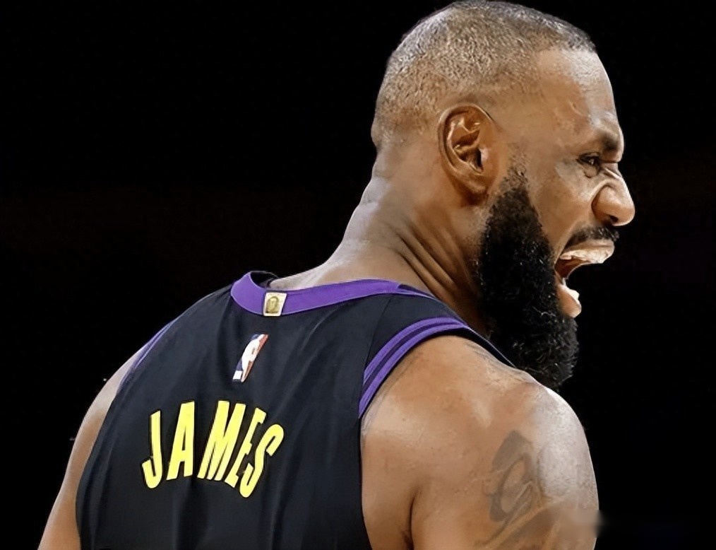 詹姆斯复出大幅提升进攻上限！激活艾顿+3替补，关键球也能攻坚！