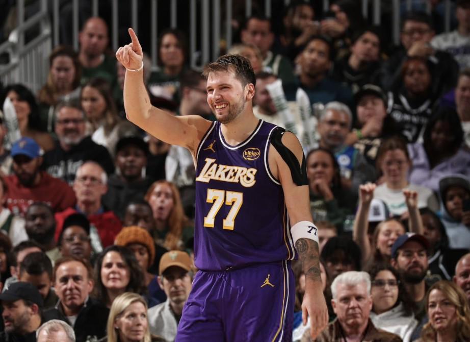 东契奇：大家彼此依靠拿下了胜利，我实在太累想赶紧回家休息